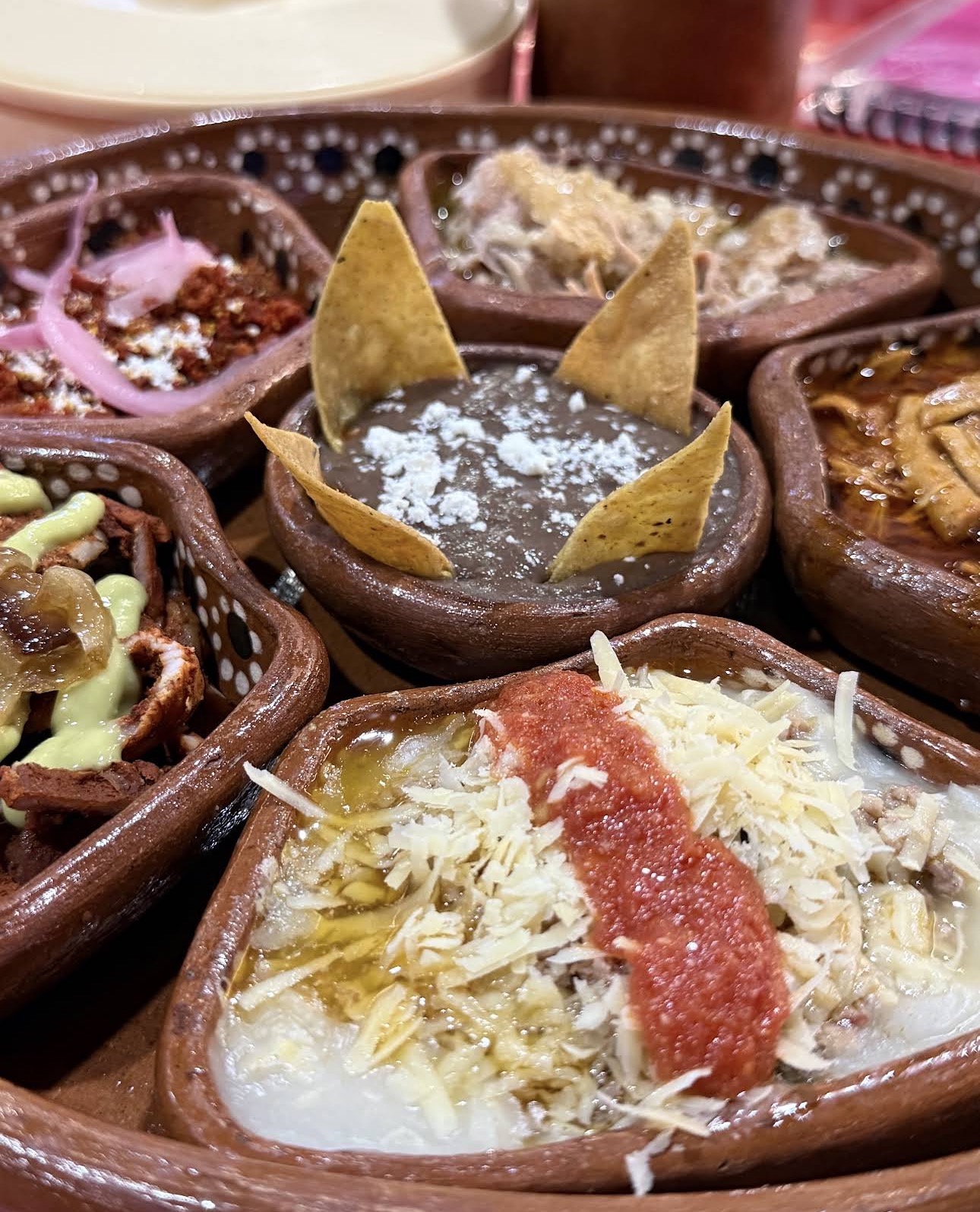 Antojitos yucatecos servidos en platos tradicionales