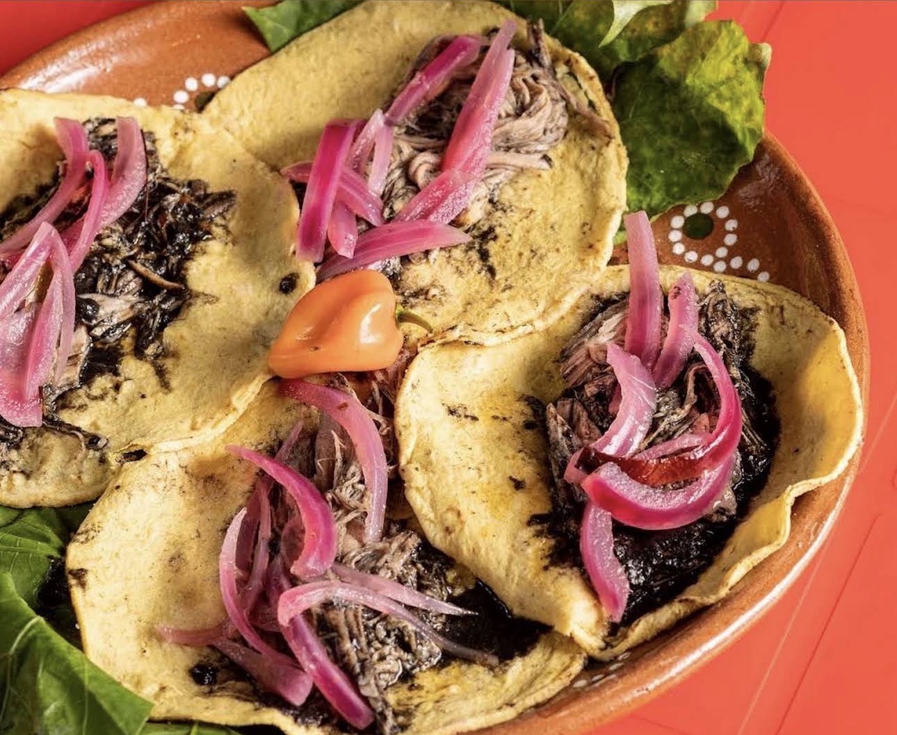 Tacos con cochinita y cebolla morada